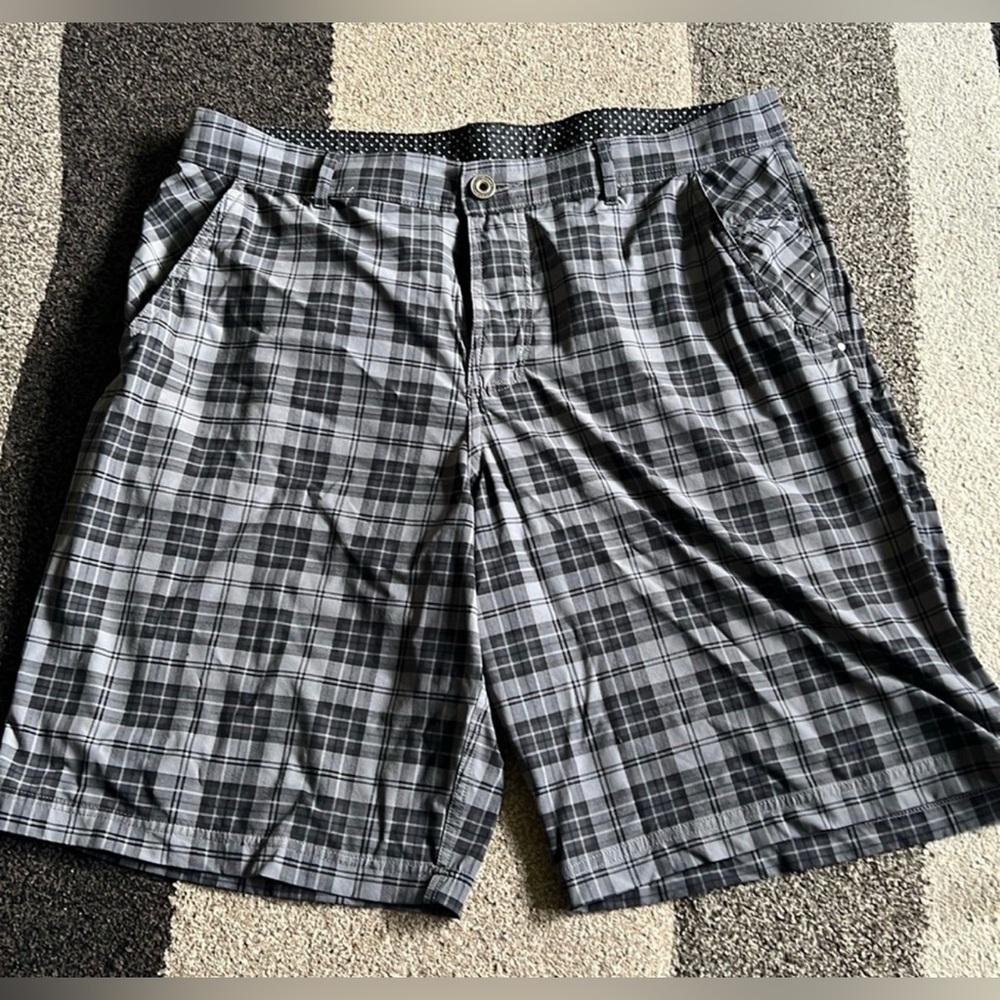 Lululemon gray/black shorts Men’s 38